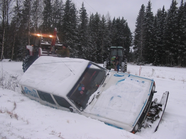 peltoauto_ojassa