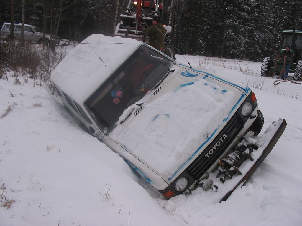 peltoauto_ojassa_vieläkin
