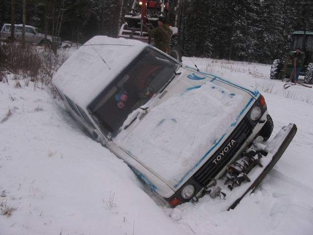 peltoauto_ojassa_vieläkin