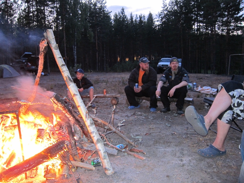 Leiritulet erään lammen rannalla