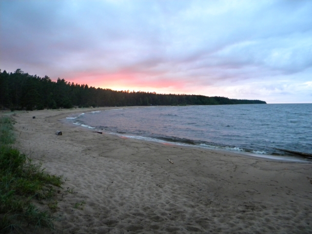 Laatokan ranta iltaruskossa.