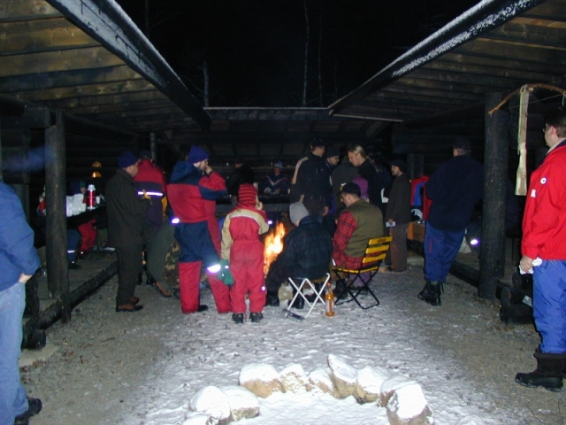 24%20Meill%20on%20metsassa%20nuotiopiiri